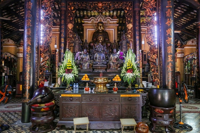 ngoi chua gan 300 tuoi trang tri hang nghin chiec dia o sai gon