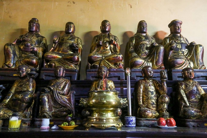 ngoi chua gan 300 tuoi trang tri hang nghin chiec dia o sai gon