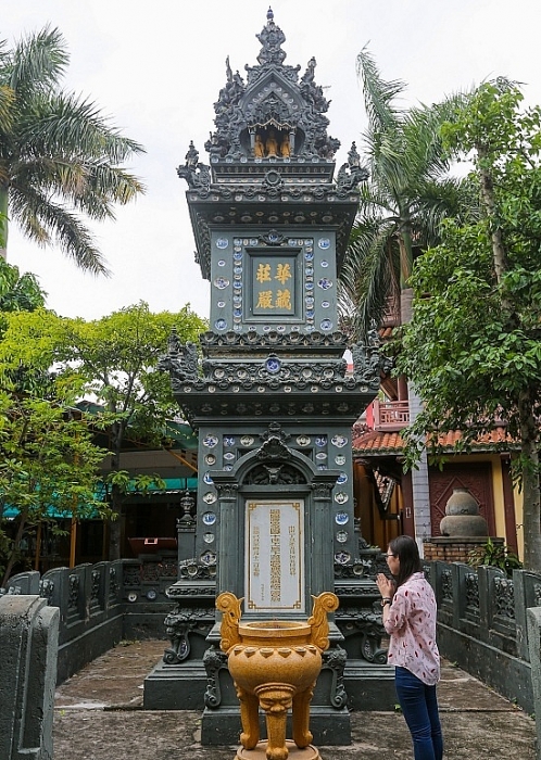 ngoi chua gan 300 tuoi trang tri hang nghin chiec dia o sai gon