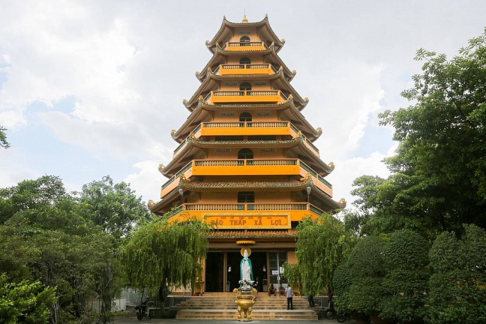 ngoi chua gan 300 tuoi trang tri hang nghin chiec dia o sai gon