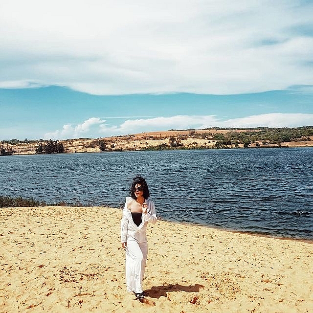 kham pha bau trang noi duoc menh danh la sa mac sahara o viet nam