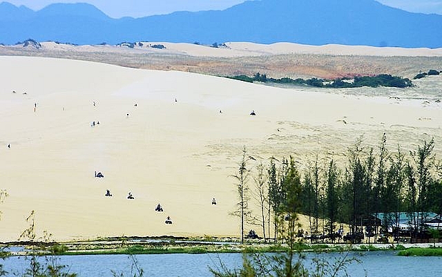 kham pha bau trang noi duoc menh danh la sa mac sahara o viet nam