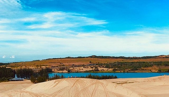 kham pha bau trang noi duoc menh danh la sa mac sahara o viet nam