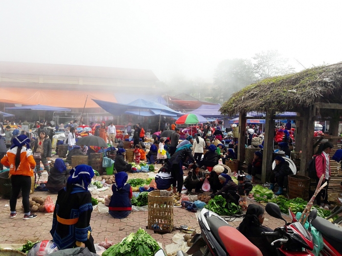 lang nhu co tich co nhung ngoi nha mai co reu xanh ri dep xa xam