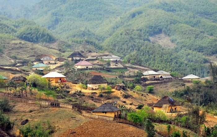 lang nhu co tich co nhung ngoi nha mai co reu xanh ri dep xa xam