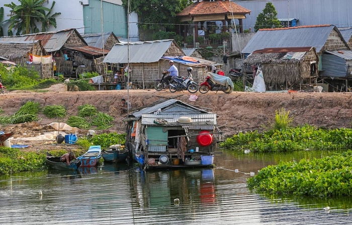 ngoi truong cua nhung dua tre luu lac xuyen bien gioi