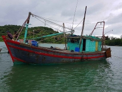 Giải cứu thuyền viên mắc kẹt trên biển Cô Tô trước khi bão số 2 đổ bộ