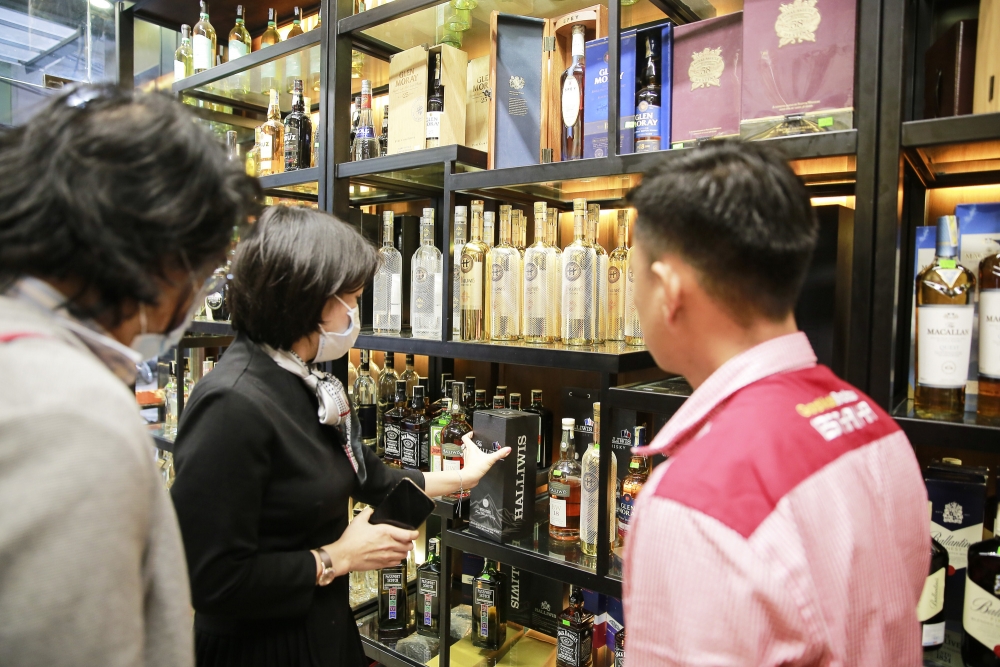 Rượu nhập ngoại khan hàng, giá 'cắt cổ' người mua Rượu nhập ngoại khan hàng, giá 'cắt cổ' người mua