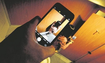 hang chuc co gai bi quay len bang gopro trong phong thay do