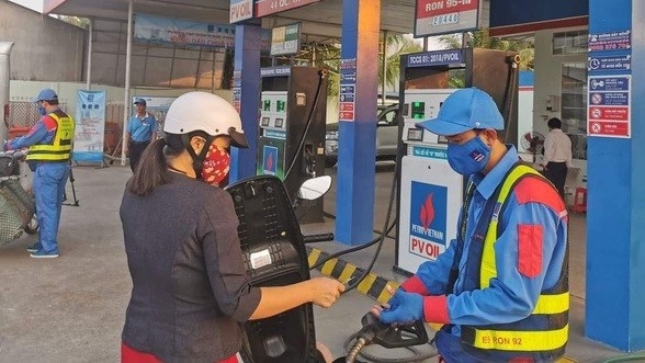 Giá xăng trong nước duy trì ở mức 18.000 đồng/lít