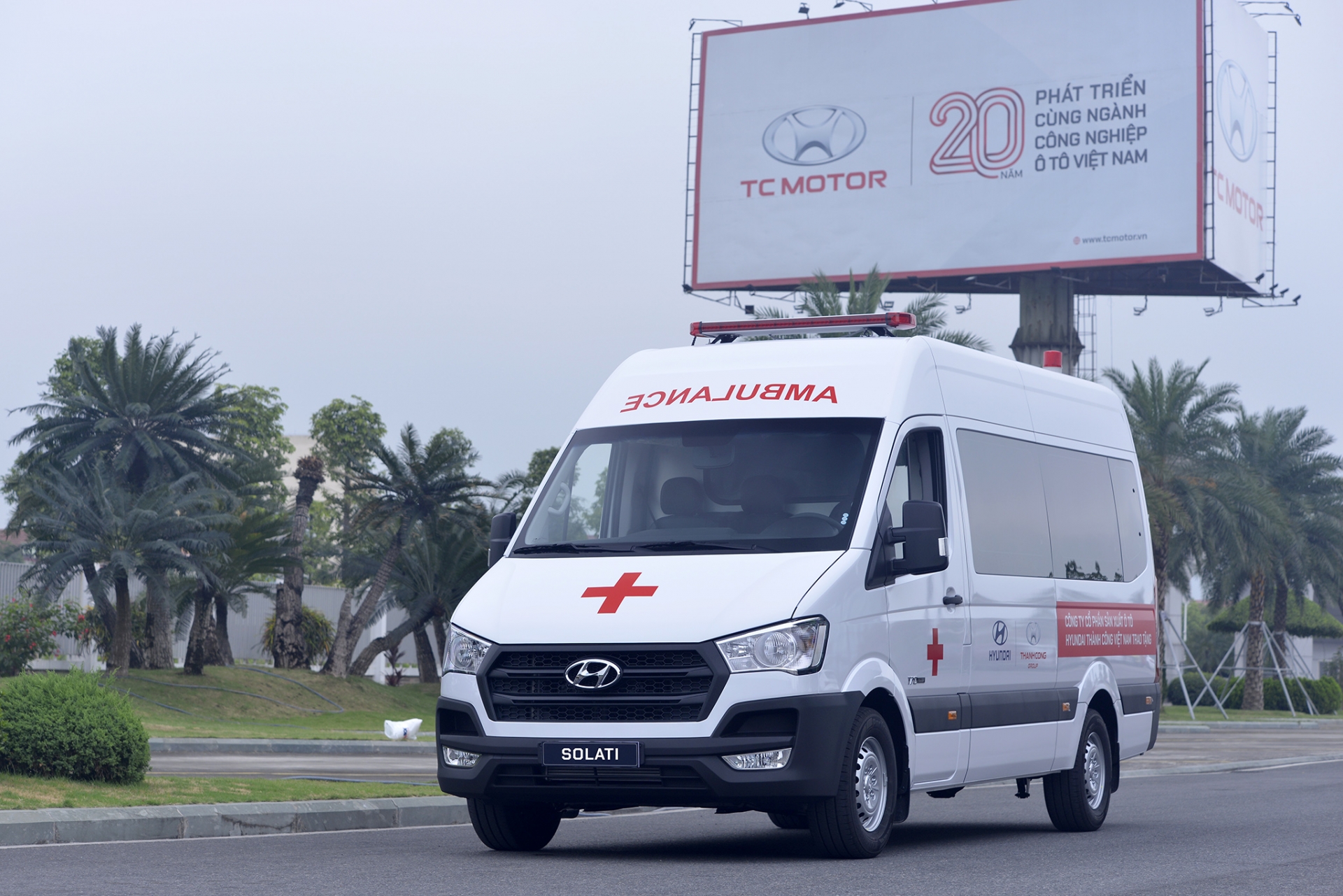 tap doan thanh cong va hyundai trao tang 10 xe solati cuu thuong