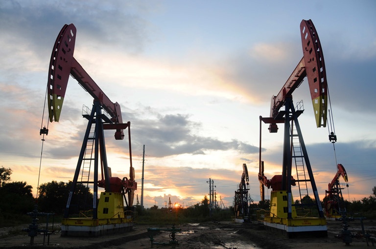 Giá xăng dầu hôm nay 17/6: Giá xăng dầu hôm nay 17/6: WTI áp sát mức 15 USD, Brent đạt mức 40 USD