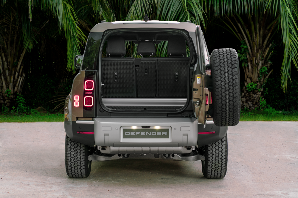 Land Rover Defender 90 mới đã có mặt tại Việt Nam, giá cao nhất 6,5 tỷ đồng