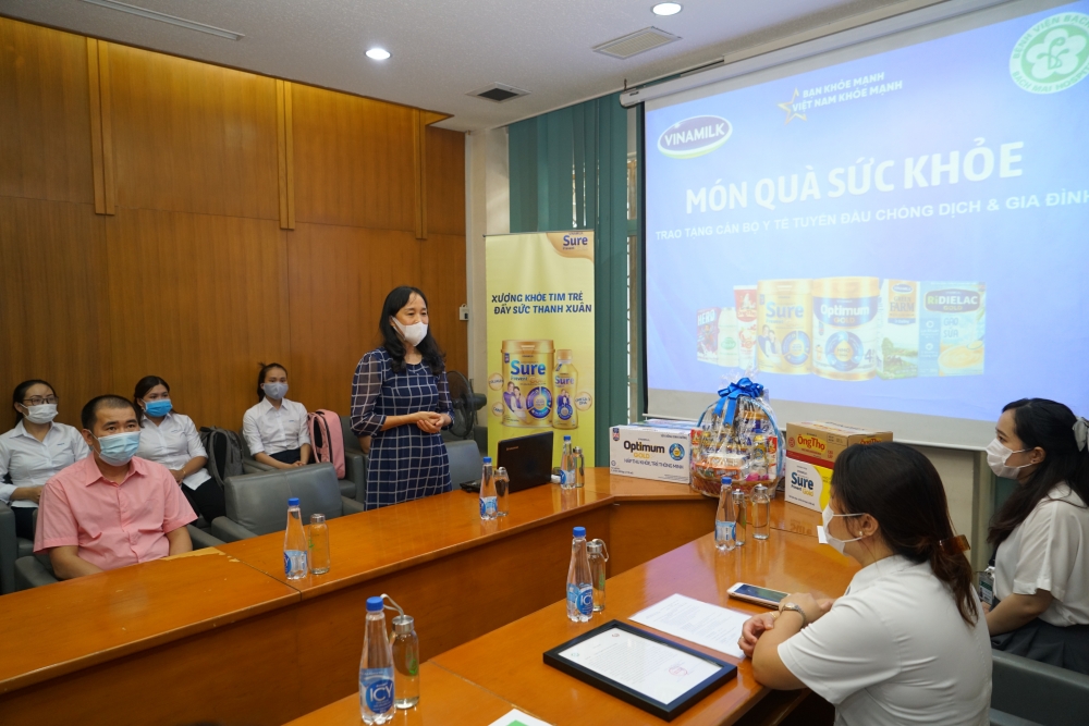 Vinamilk trao tặng món quà sức khỏe đến cán bộ y tế tuyến đầu và gia đình nhân ngày Gia đình Việt Nam