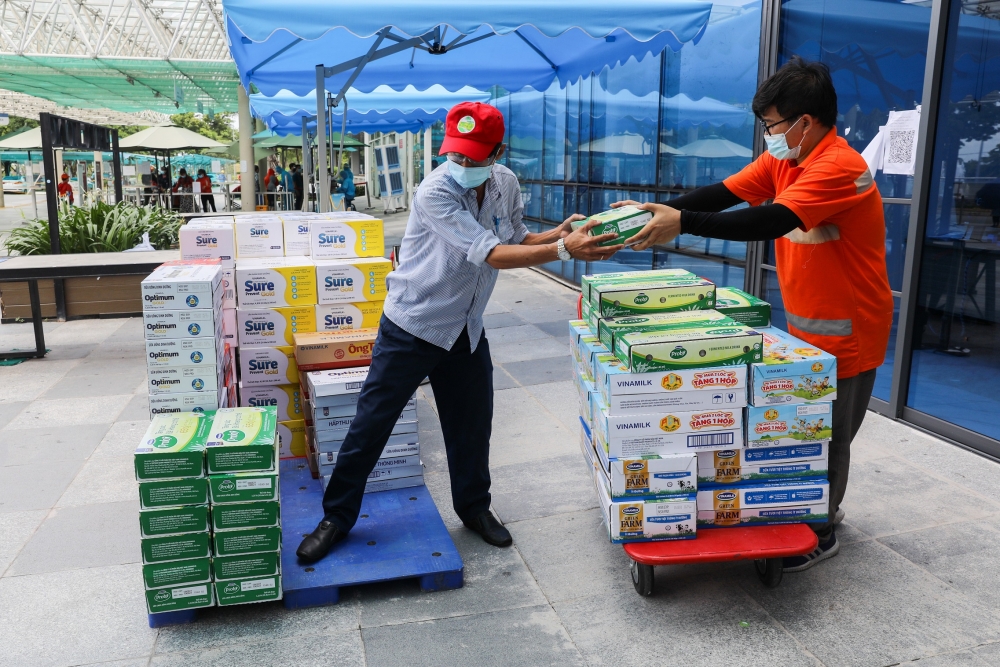 Vinamilk trao tặng món quà sức khỏe đến cán bộ y tế tuyến đầu và gia đình nhân ngày Gia đình Việt Nam