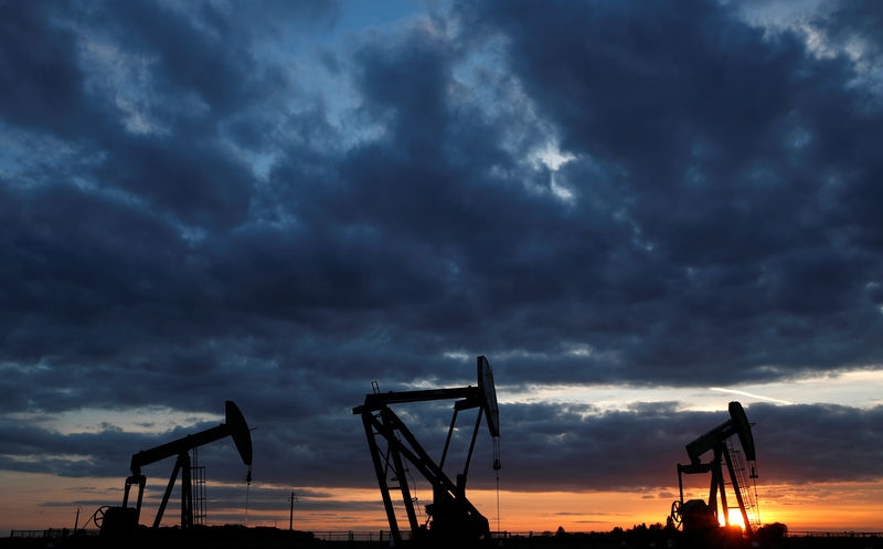 Giá xăng dầu hôm nay 17/7: OPEC kích cầu, cắt giảm sản lượng