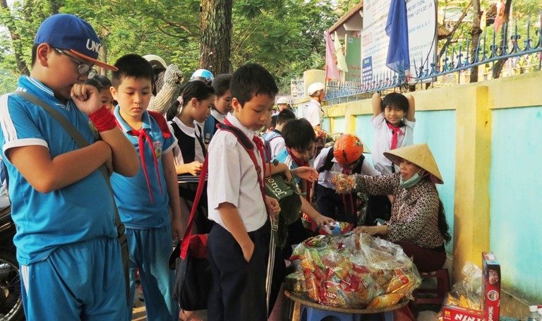 Bệnh nhi tổn thương trầm trọng do uống nhầm axit ở cổng trường