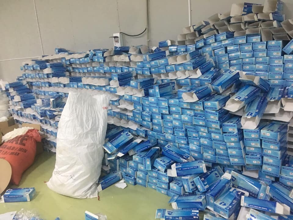 Bắt quả tang 'sào huyệt' đóng găng tay tái chế không rõ nguồn gốc