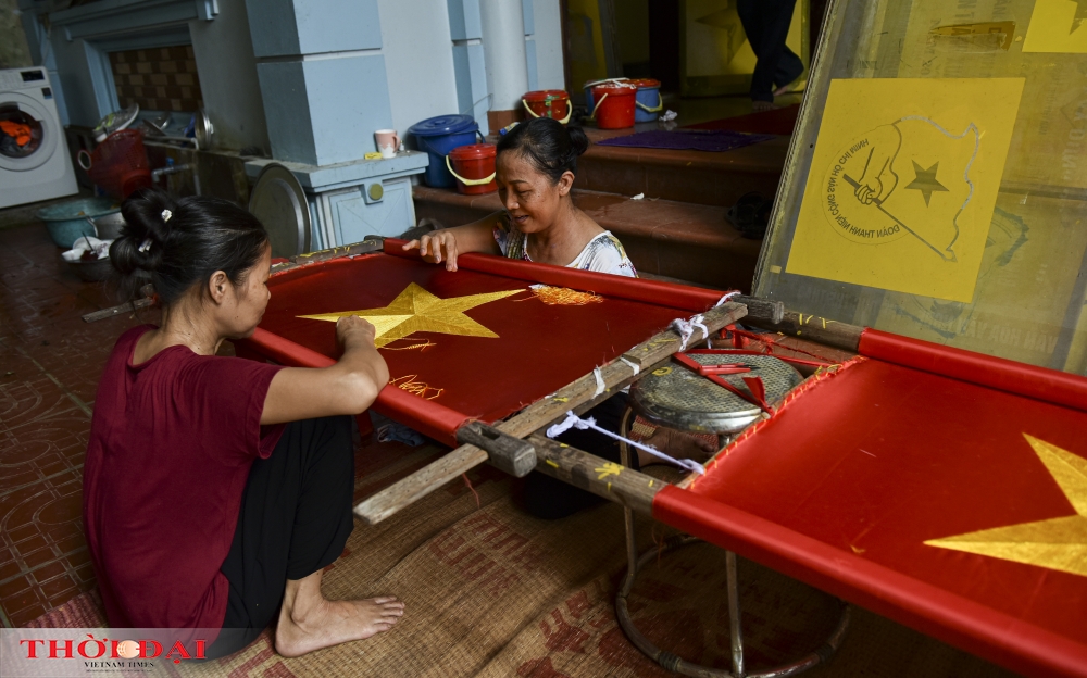 Gia đình bao thế hệ làm cờ Tổ quốc Gia đình 3 thế hệ làm cờ Tổ quốc tất bật trước ngày Quốc khánh 2/9