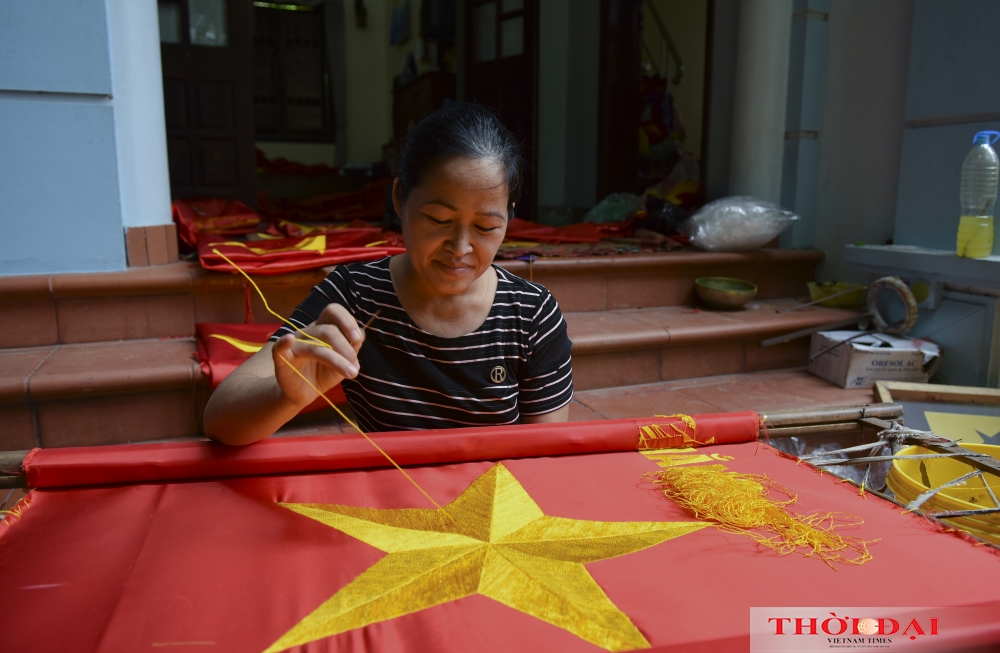 Gia đình bao thế hệ làm cờ Tổ quốc Gia đình 3 thế hệ làm cờ Tổ quốc tất bật trước ngày Quốc khánh 2/9