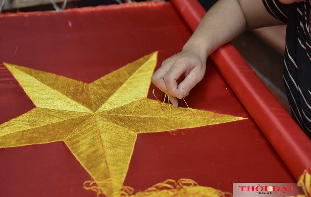 Gia đình bao thế hệ làm cờ Tổ quốc Gia đình 3 thế hệ làm cờ Tổ quốc tất bật trước ngày Quốc khánh 2/9