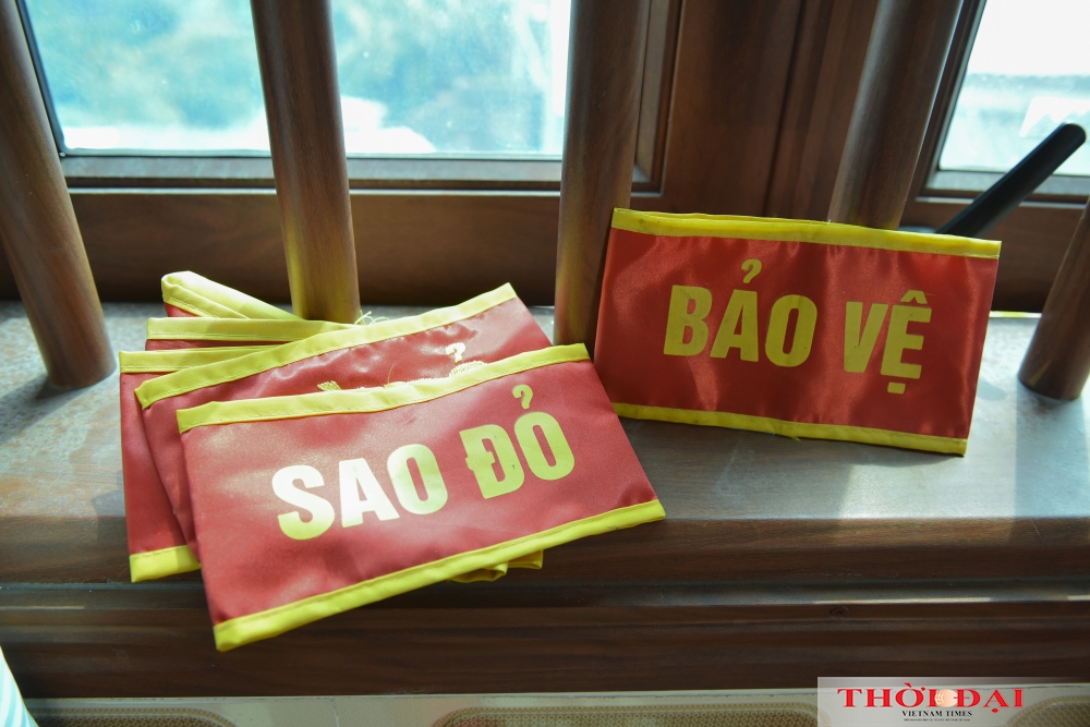 Gia đình 3 thế hệ làm cờ Tổ quốc tất bật trước ngày Quốc khánh 2/9