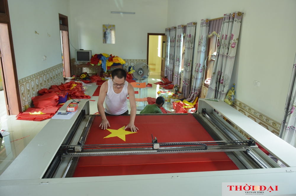 Gia đình 3 thế hệ làm cờ Tổ quốc tất bật trước ngày Quốc khánh 2/9