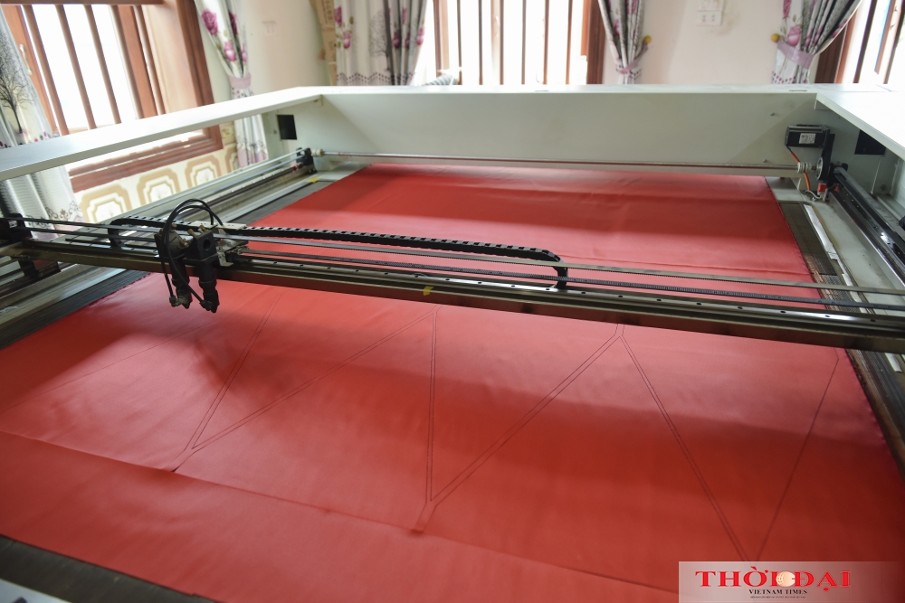 Gia đình bao thế hệ làm cờ Tổ quốc Gia đình 3 thế hệ làm cờ Tổ quốc tất bật trước ngày Quốc khánh 2/9