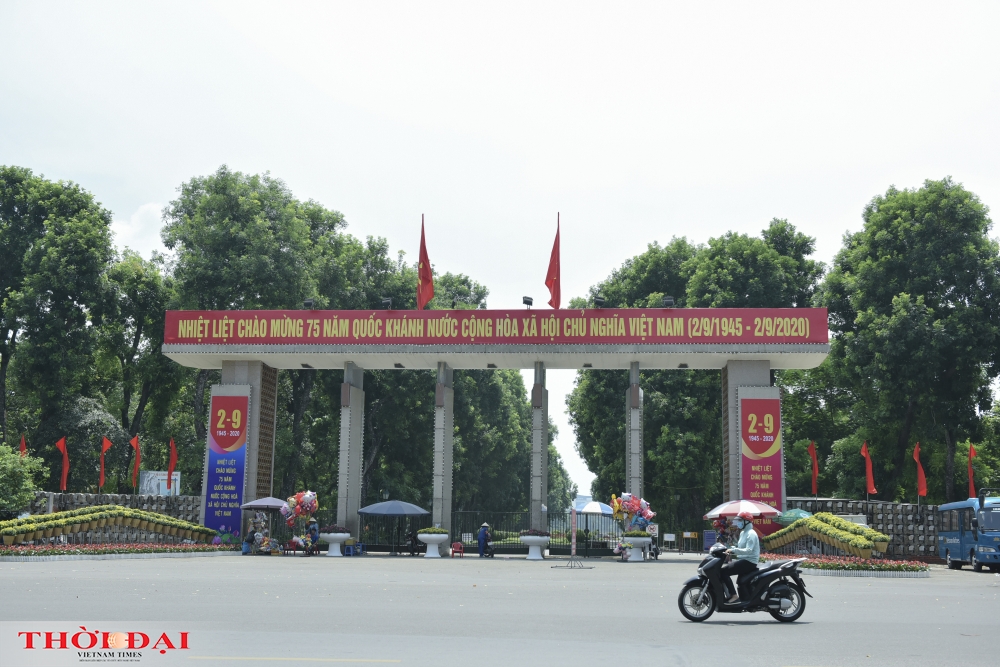 Chùm ảnh: Đường phố Hà Nội rợp cờ hoa đón Tết Độc lập 2/9