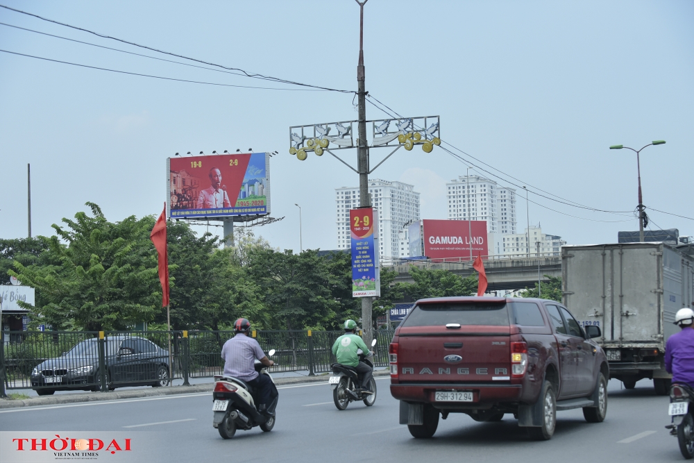 Chùm ảnh: Đường phố Hà Nội rợp cờ hoa đón Tết Độc lập 2/9