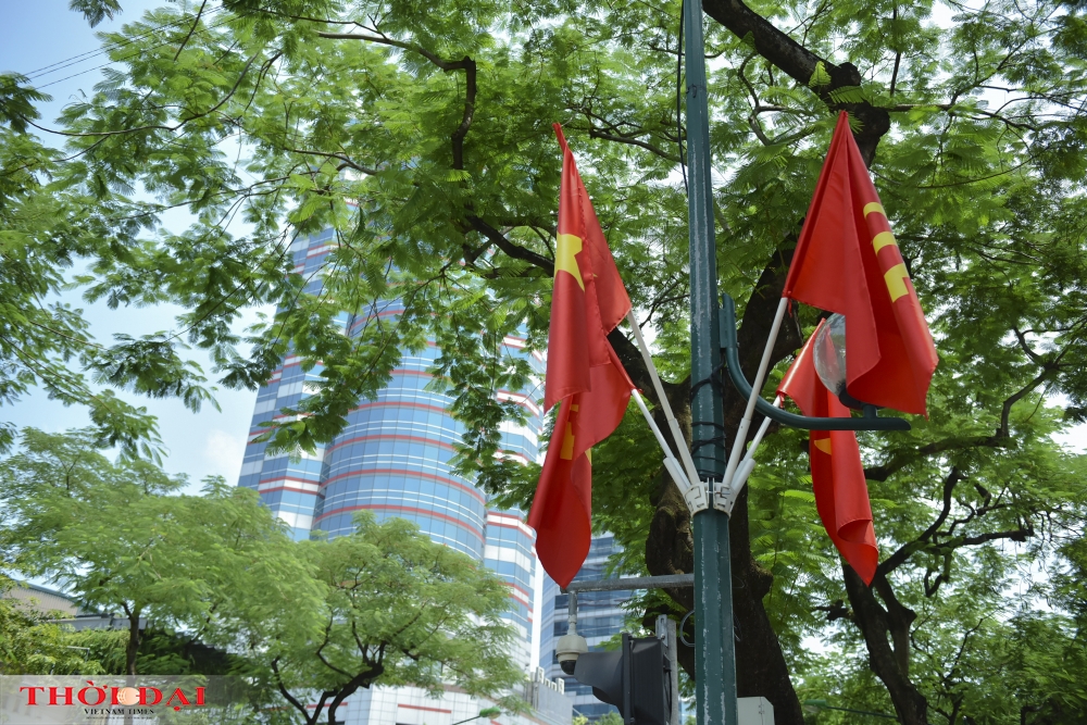 Đường phố Hà Nội rợp cờ hoa đón Tết Độc lập Chùm ảnh: Đường phố Hà Nội rợp cờ hoa đón Tết Độc lập 2/9