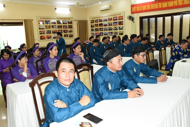 Nam công chức mặc áo dài đi làm ở Huế: Đẹp, tốt nhưng không thể áp dụng rộng rãi