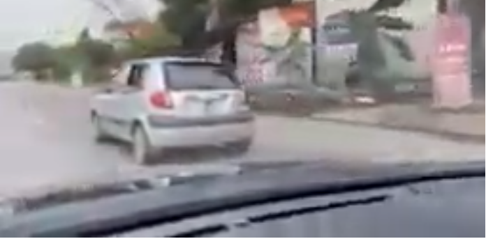 video nguoi dan ong tho chan ra ngoai cua kinh o to tren duong gay phan cam