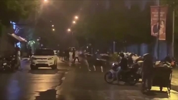 Video: Nhóm thanh niên gây gổ giữa đêm sau va chạm giao thông