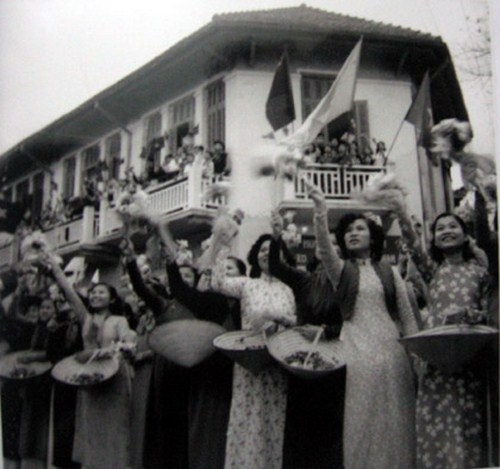 Nhìn lại hình ảnh ngày Giải phóng Thủ đô năm 1954 Nhìn lại hình ảnh ngày Giải phóng Thủ đô 10/10/1954