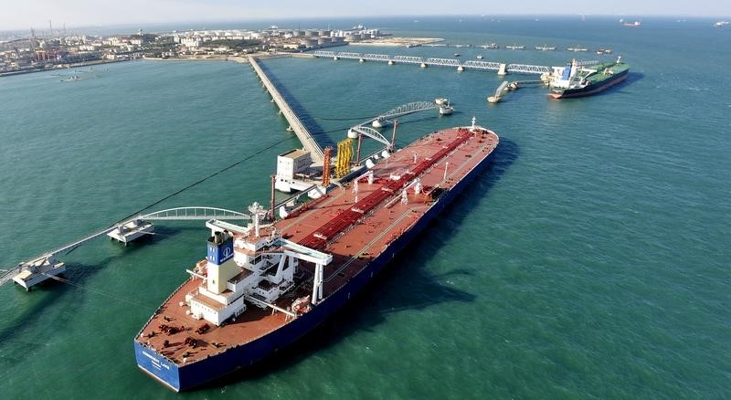 Giá xăng dầu hôm nay (25/11): Dầu thô tiến tới ngưỡng 50 USD/thùng
