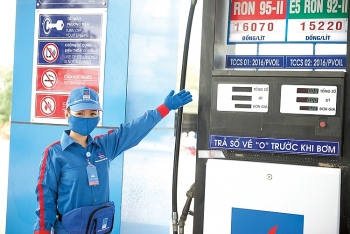 Giá xăng đồng loạt tăng gần 500 đồng/ lít trước Tết Dương lịch