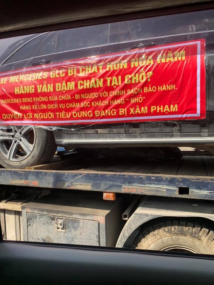 Chiếc Mercedes GLC bốc cháy hồi tháng 6 được mang đi diễu hành giữa phố