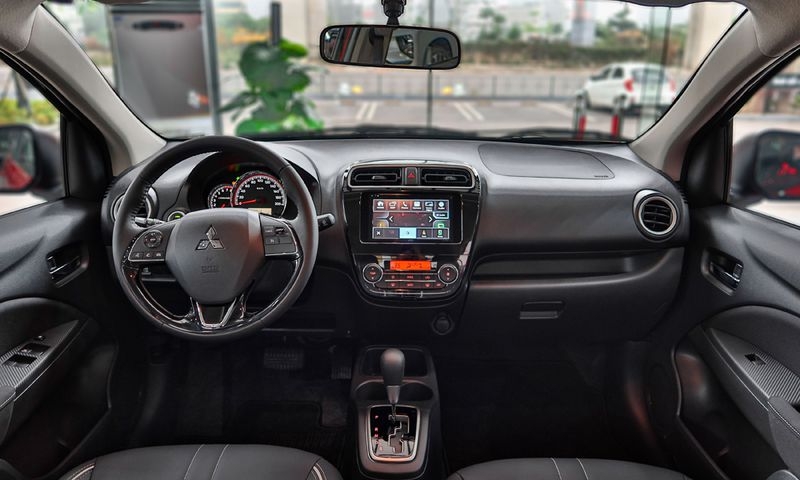 sedan hang b gia re chon mitsubishi attrage hay kia soluto