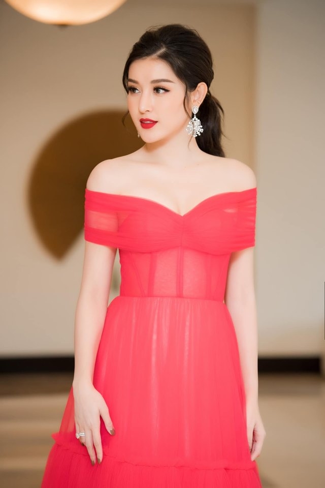 ban tin hoa hau ngay 2010 tieu vy khoe sac tren duong pho han quoc hoang thuy chot ngay sang my thi hoa hau hoan vu