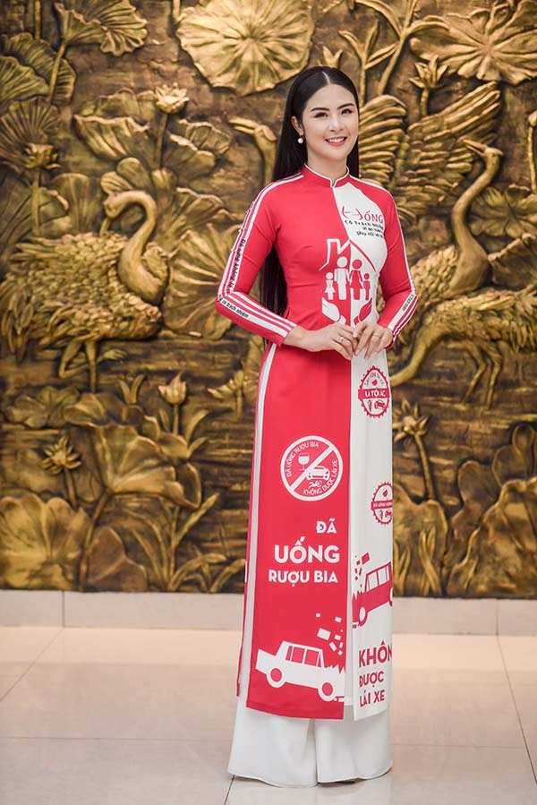 ban tin hoa hau ngay 2010 tieu vy khoe sac tren duong pho han quoc hoang thuy chot ngay sang my thi hoa hau hoan vu