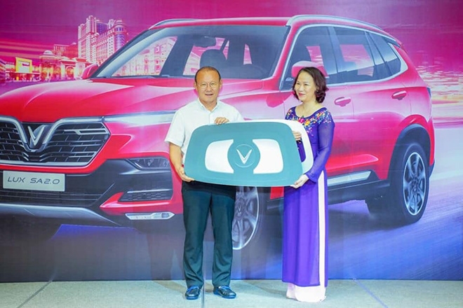 hlv park hang seo duoc vinfast tang xe lux sa20 nhan ngay nha giao viet nam