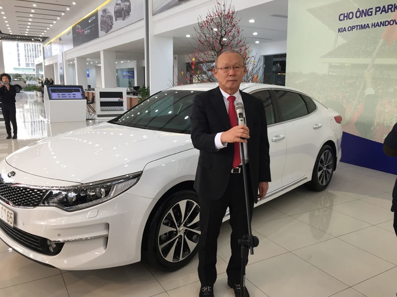 hlv park hang seo duoc tang nhung chiec xe gi sau 2 nam o viet nam