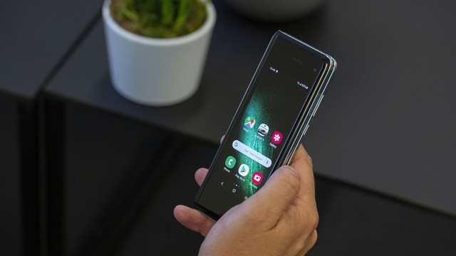 samsung galaxy fold gia 50 trieu van hut khach