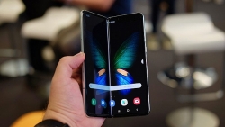 Samsung Galaxy Fold giá 50 triệu vẫn hút khách