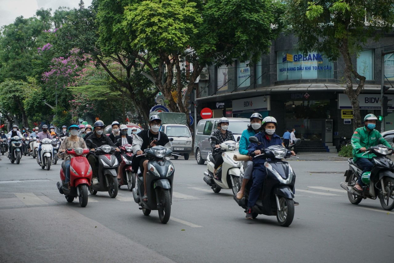 Người dân thủ đô bất ngờ đón không khí lạnh giữa mùa hè