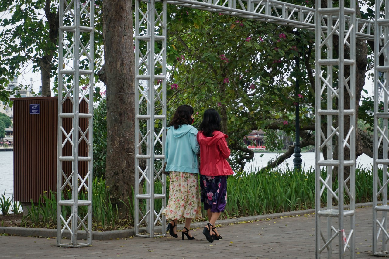 Người dân thủ đô bất ngờ đón không khí lạnh giữa mùa hè