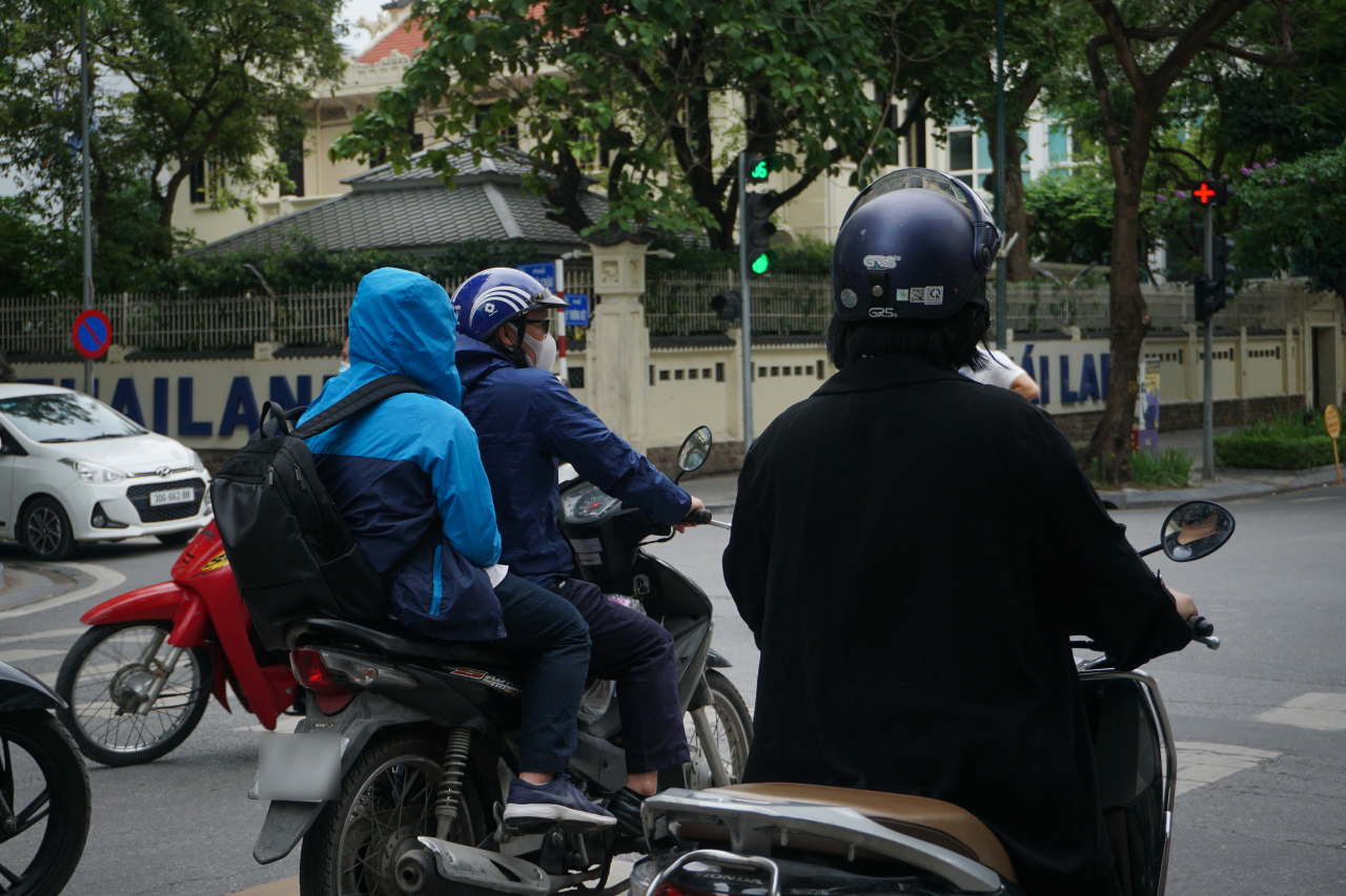 Người dân thủ đô bất ngờ đón không khí lạnh giữa mùa hè