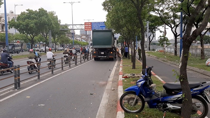 4732 xe cho rac chay vao lan xe may can chet nguoi ezuc