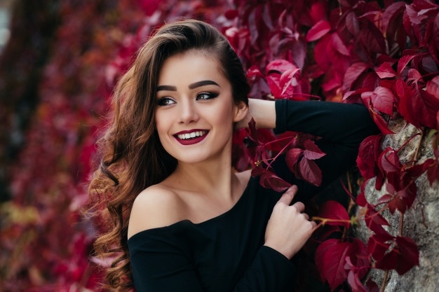 3814 beautiful girl stands near walll with leaves 8353 5378